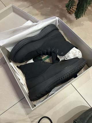 Scarpe Hogan nere nuove mai usate.