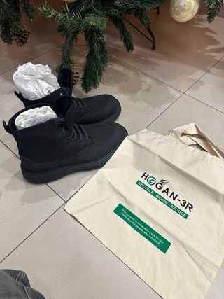 Scarpe Hogan nere nuove mai usate.