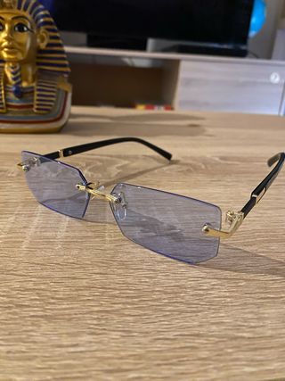 Óculos de sol azuis e dourados