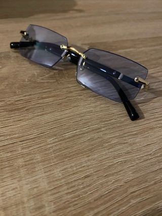 Óculos de sol azuis e dourados