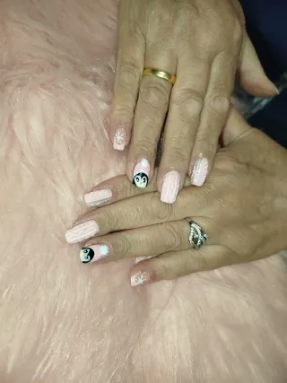 Servicio de manicura y pedicura