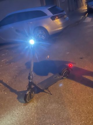 Patinete eléctrico con luces