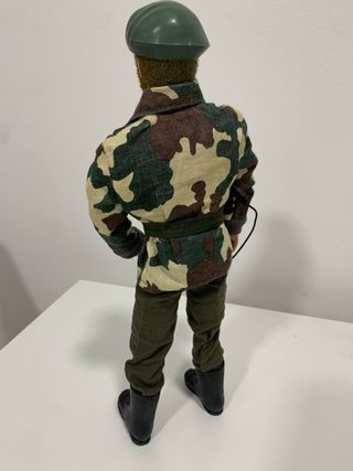 Geyperman militar con rifle y boina