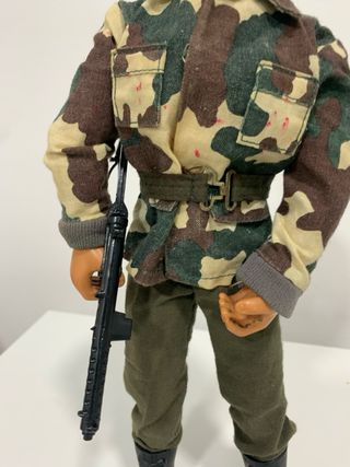 Geyperman militar con rifle y boina