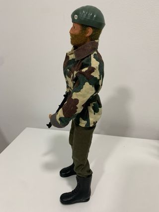 Geyperman militar con rifle y boina