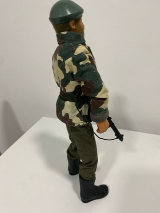 Geyperman militar con rifle y boina