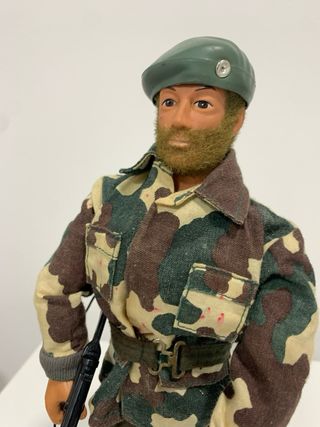 Geyperman militar con rifle y boina