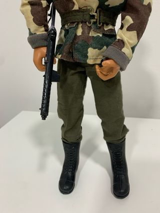 Geyperman militar con rifle y boina