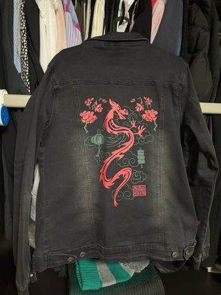 Chaqueta vaquera negra con dragón