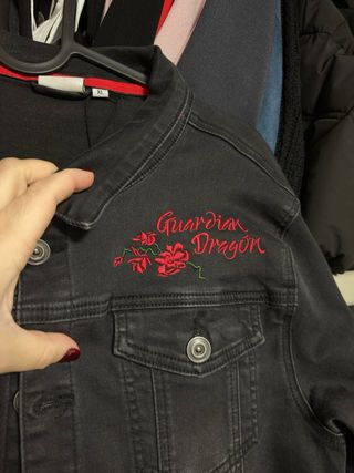 Chaqueta vaquera negra con dragón