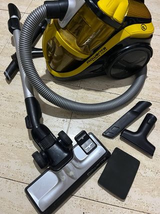 ASPIRADORA MARCA ROWENTA ES MUI FUERTE ASPIRA BIEN