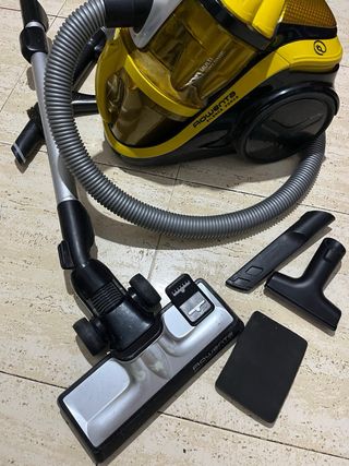 ASPIRADORA MARCA ROWENTA ES MUI FUERTE ASPIRA BIEN