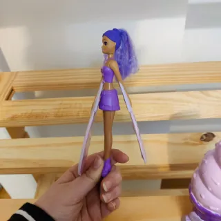 Muñeca Sky Dancers voladora púrpura