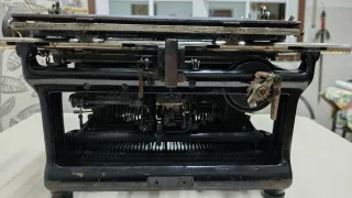 Máquina de escribir antigua Continental