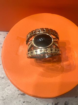 Anillo Tous  dorado y ónix talla 12