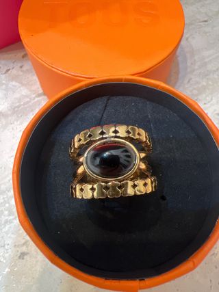 Anillo Tous  dorado y ónix talla 12