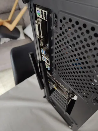 PC Gamer i7 8700 con wifi, Bluetooth y luces LED .