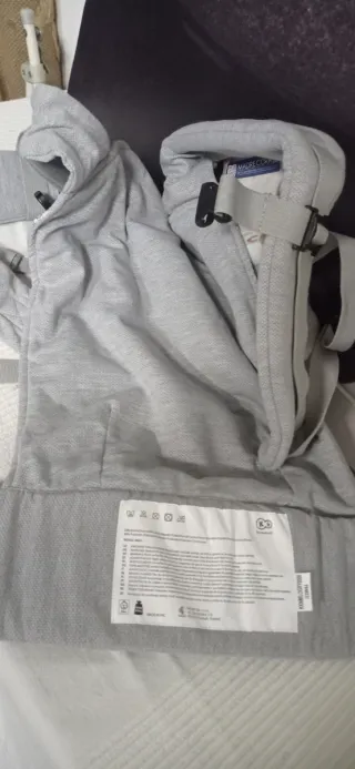 Mochila Portabebés Milo Gris Estampado Plumas