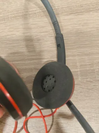 Cascos Plantronics Negro y Rojo