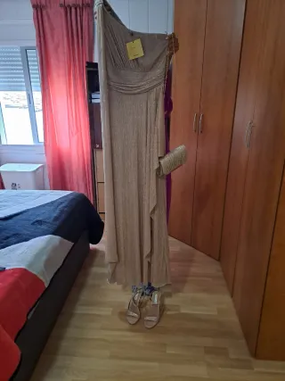 Vestido fiesta dorado, sandalias y bolso