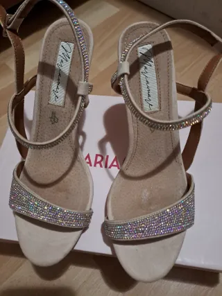 Vestido fiesta dorado, sandalias y bolso