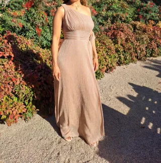 Vestido fiesta dorado, sandalias y bolso