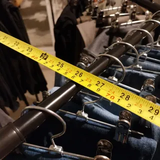 Colgador Ropa Metálico con Ruedas