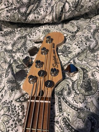 Bajo Squier Jazz Bass Affinity 5 cuerdas