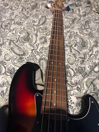 Bajo Squier Jazz Bass Affinity 5 cuerdas
