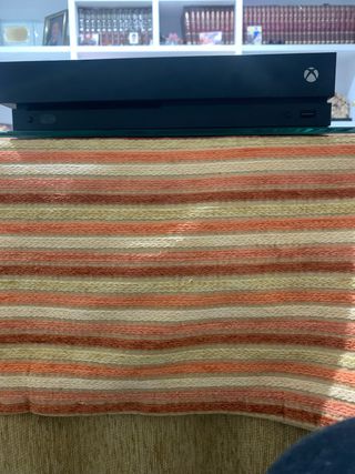 Xbox One X Negra + Videojuegos