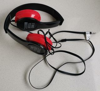Auriculares diadema plegables negros y rojos