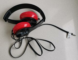 Auriculares diadema plegables negros y rojos