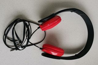 Auriculares diadema plegables negros y rojos