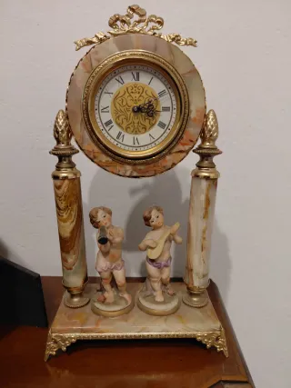 Orologio da tavolo in onice con putti