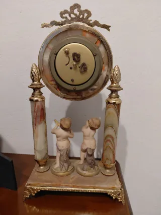 Orologio da tavolo in onice con putti
