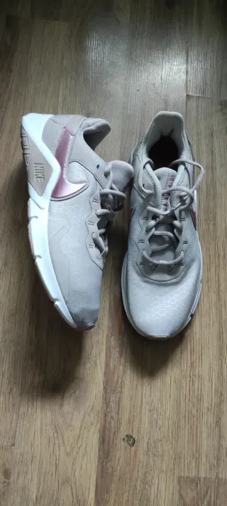 Zapatillas Nike rosas y beige