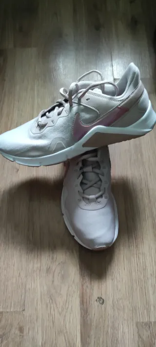 Zapatillas Nike rosas y beige