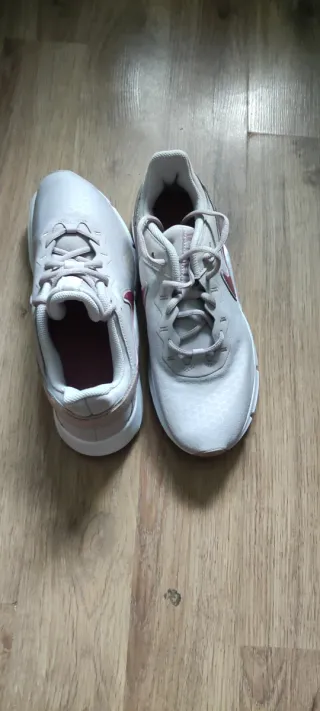 Zapatillas Nike rosas y beige