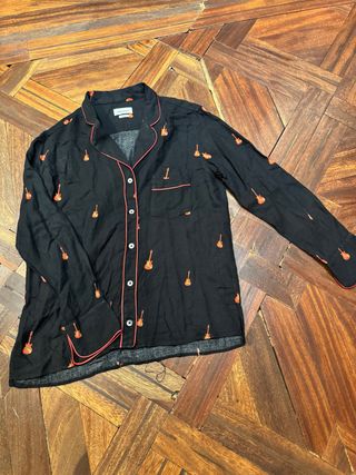 Camisa negra con estampado de guitarras
