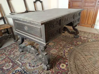 Mueble antiguo de madera tallada