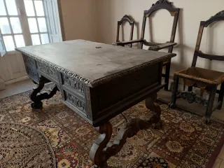 Mueble antiguo de madera tallada