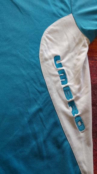 Camiseta deportiva Umbro azul y blanca