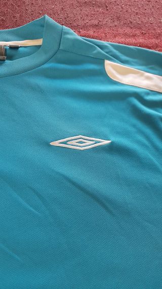 Camiseta deportiva Umbro azul y blanca