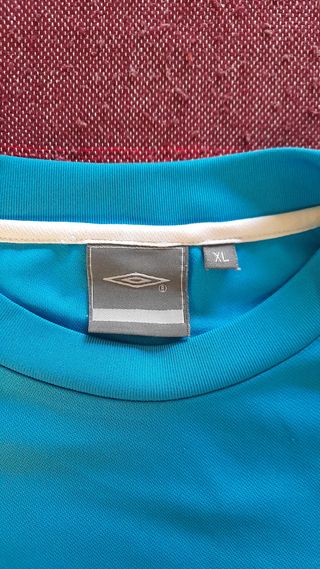 Camiseta deportiva Umbro azul y blanca