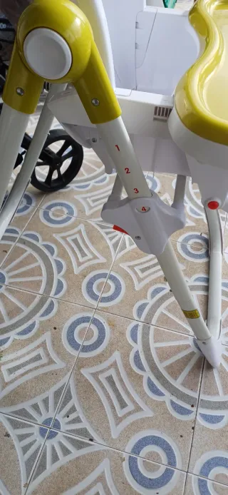 Trona Piku para bebé con diseño de búhos