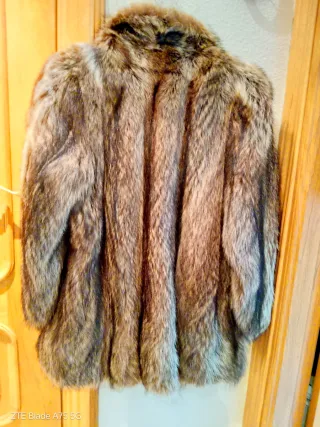 Abrigo de piel marrón y multicolor