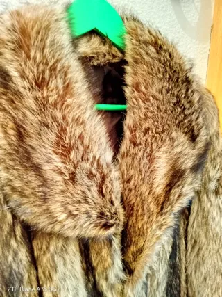 Abrigo de piel marrón y multicolor