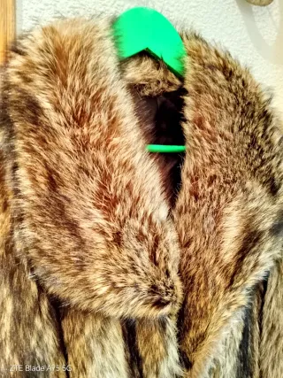 Abrigo de piel marrón y multicolor