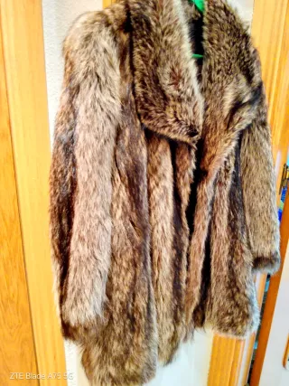 Abrigo de piel marrón y multicolor