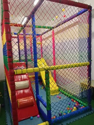 Area giochi per bambini con scatola di salto